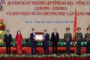 政府總理范明政向巴地-頭頓省領導代表頒發一等獨立勳章。（圖：越通社）