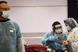 當地時間9月7日，加拿大多倫多皮爾遜國際機場，工作人員協助剛入境的國際旅客辦理手續。（圖：互聯網）