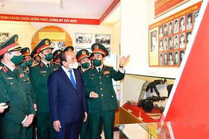 國家主席阮春福參觀政治軍官學校傳統室。（圖：人民軍隊報）