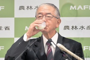 12月17日，日本農相金子原二郎在記者會上喝酸奶飲品。（圖：共同社）