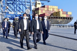 政府總理范明政（前左）親往視察海防市樂縣國際集裝箱港。（圖：VGP）