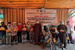 郡內弱勢群體獲贈送禮物。