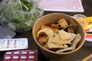 潘李紅福居家治療時，得到大家送藥及食品以提振精神。