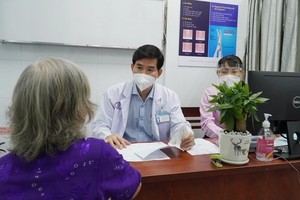 一名患者在該診所接受肛門-直腸病理檢查。（圖：院方提供）