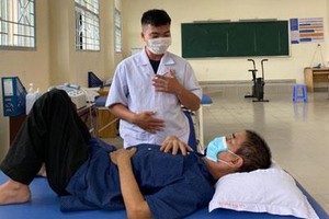 黎文盛醫院新冠肺炎後遺症機能康復與物理治療中心為新冠肺炎康復後遺症病人治療。