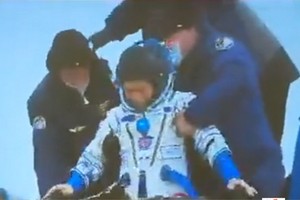 前澤由工作人員扶出返回艙。（圖：視頻截圖）