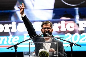 博里奇第一次以智利當選總統身份向公眾發表演講。（圖：新華社）