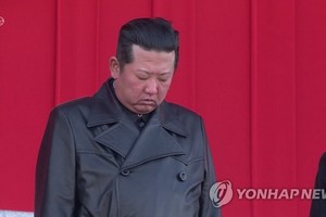 12月17日，在錦繡山太陽宮，國務委員會委員長金正恩出席已故最高領導人金正日去世十週年中央追悼大會。（圖：韓聯社/朝鮮中央電視台畫面截圖）