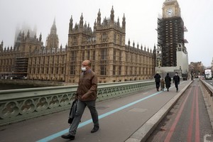 圖為12月19日，人們行走在英國倫敦威斯敏斯特橋上。（圖：新華社）