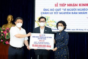 SCB銀行代表象征性向“為窮人”基金捐贈100億元。（圖：才心）