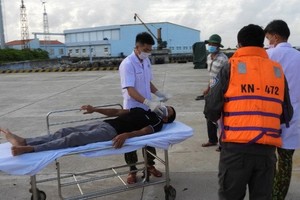 KN 472漁檢船及時將患者送往長沙鎮醫療中心進行闌尾炎手術。（圖：春藍）