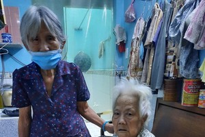 蕭潤正在照顧姐姐黃蘭英。