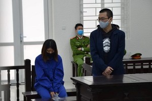 兩名被告人在法庭上受審。（圖：公理報）