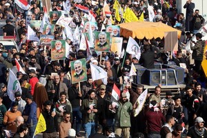 伊拉克民眾悼念伊朗遇襲高級將領蘇萊曼尼。（圖：新華社）