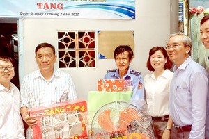 第五郡貧困居民獲得地方政府輔助修房。