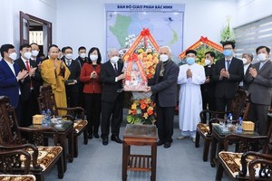 越南祖國陣線中央委員會主席杜文戰看望天主教北寧教區主教座堂神職人士並贈送聖誕禮物。