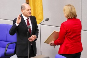 德國總理奧拉夫‧蕭茲12月8日當選後，在德國柏林聯邦議院宣誓就職。（圖：彭博社）