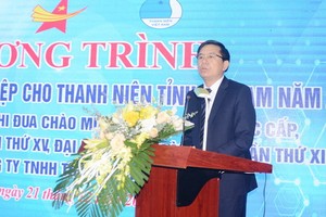 河南省人委會副主席陳春養在盛會上致詞。（圖：河南報）