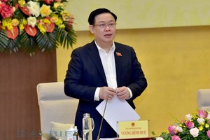 國會主席王廷惠主持會議並發表講話。（圖：林顯）