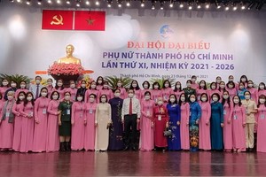 市委書記阮文年與各婦女代表在會議上合影。