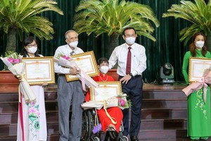 市委書記阮文年頒發獎狀給模範集體和個人。