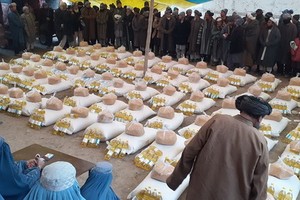 人們排隊等待世界糧食計劃署分發食物和食用油。（圖：WFP）