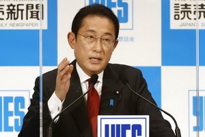 12月22日下午，日本首相岸田文雄在東京某賓館發表演講。（圖：共同社）