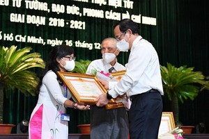 黨中央政治局委員、市委書記阮文年向良好落實學習與傚法胡志明思想、道德、作風的模範集體和個人頒贈政府總理授予的獎狀。