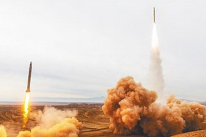 這是12月24日在伊朗西南部舉行的“偉大先知-17”軍演中拍攝的導彈。（圖：互聯網）