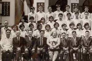 朱愛群老師（前排左五）於1971年與越秀中學董事會、校委會和畢業生合影。（照片由顏家強 提供）