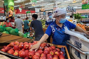 本市的超市系統增加儲備兩、三倍的商品以為年貨市場服務。