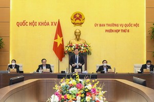 國會主席王廷惠（中）在國會常務委員會第六次會議上發言。（圖：Quochoi.vn）