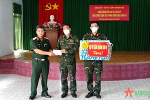 段青春少將探望滀臻省軍事學院並贈送禮物。（圖：人民軍隊報）