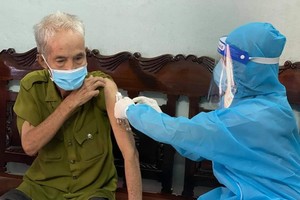 疫苗接種組上門為高齡者施打新冠疫苗。（圖：HCDC）