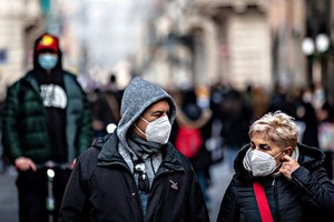 當地時間2021年12月23日，意大利羅馬，民眾在戶外戴口罩出行。（圖：IC Photo）