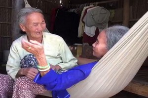 兩位80多高齡的姐妹疫後喜相逢，不禁哭起來。