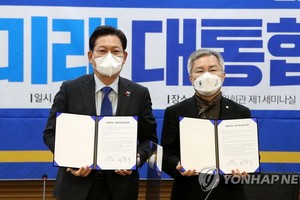 12月26日，在國會，共同民主黨黨首宋永吉（左）和開放民主黨黨首崔康旭簽署兩黨合併協議後合影留念。（圖：韓聯社）