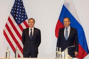 圖為 5月19日，美國國務卿布林肯（左）和俄羅斯外長拉夫羅夫在冰島雷克雅未克舉行會晤。（圖：新華社）