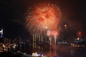 燃放煙花慶祝新年。