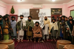 圖為Badghis副省長Molwi Mohibullah Asad（中）和其他塔利班成員於12月13日接受採訪。（圖：AP）