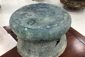 老街省博物館保管的公元前3至2世紀年代的東山文化嘉富銅鼓。（圖：海燈）