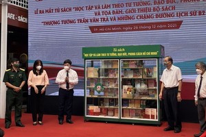 學習與傚法胡志明主席書櫃亮相儀式。（圖：黃雪）