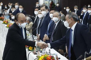 國家主席阮春福與各代表交流。（圖：越通社）