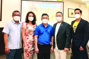 市龍獅協會副主任、第五郡體育中心主任阮玉秀(左三)向人民藝人、周館仁義堂龍獅團團長劉劍昌(右二)祝賀。