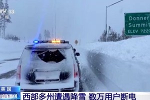 當地時間26日，美國華盛頓州、俄勒岡州和加利福尼亞州多地遭遇降雪天氣。（圖：CCTV視頻截圖）
