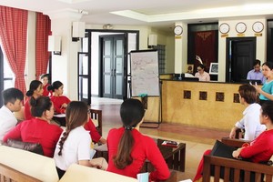 順化旅遊高等院校正在開展短期培訓課程，讓學員可以在短時間內開始 工作。