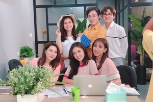 女演員簪英（第二排左一）。