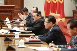 圖為國務委員會委員長金正恩（右三）主持會議。（圖：韓聯社/朝中社）