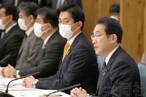12月28日上午，日本首相岸田文雄（右一）在宇宙開發戰略總部會議上致辭。（圖：共同社）