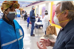 聯合國秘書長安東尼奧·古特雷斯在布朗克斯高中接種了第二劑新冠疫苗後與學校運營經理葉西亞·布洛克交談。（圖：聯合國）